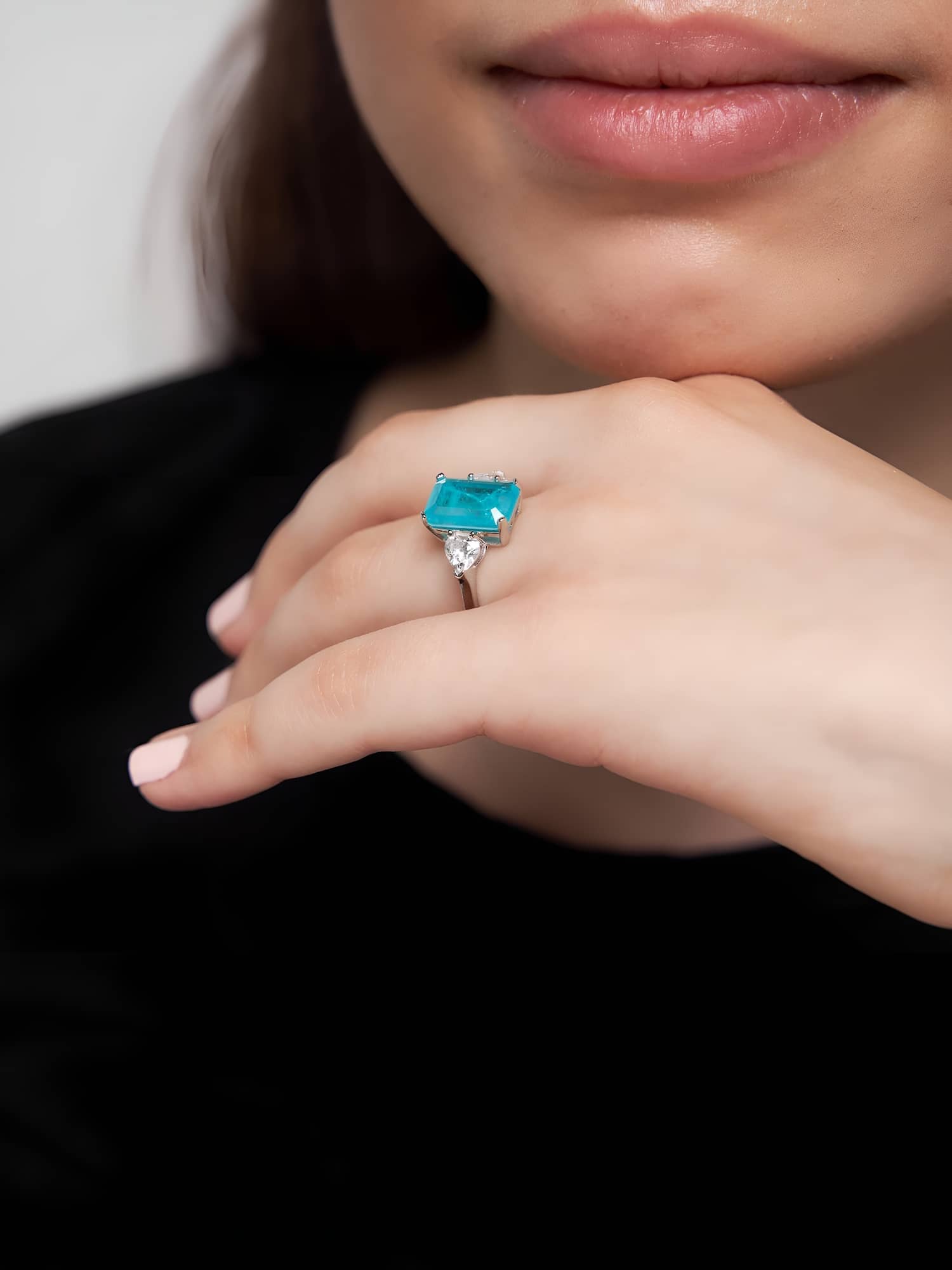 Model wearing the 3 gemstone ring in blue|Color:Blue