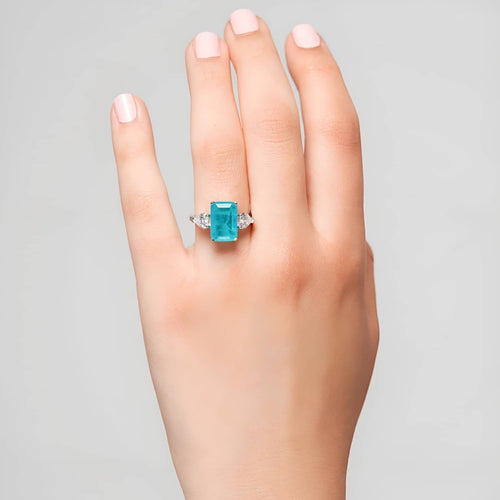 Model wearing the 3 gemstone ring in blue|Color:Blue