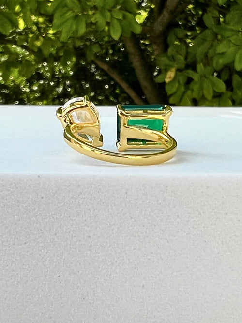 back view of the emerald toi et moi ring