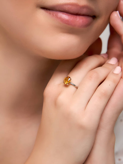 Model wearing the golden sapphire ring on her middle finger