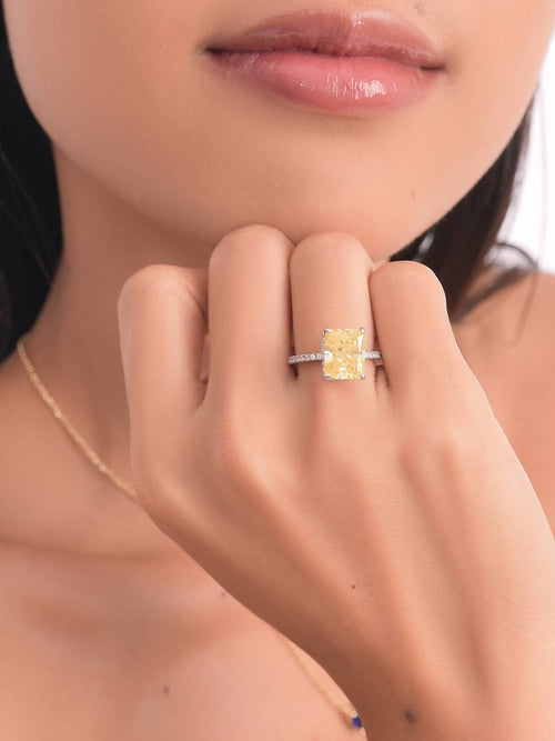 Model wearing the radiant hidden halo ring in yellow|Color:Yellow