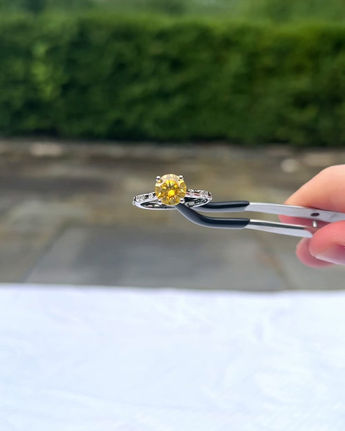 The colorful moissanite ring in yellow|Color:Yellow